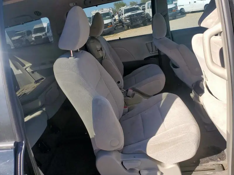 2017 TOYOTA SIENNA LE  