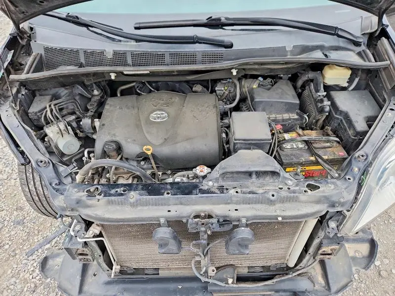 2017 TOYOTA SIENNA LE  
