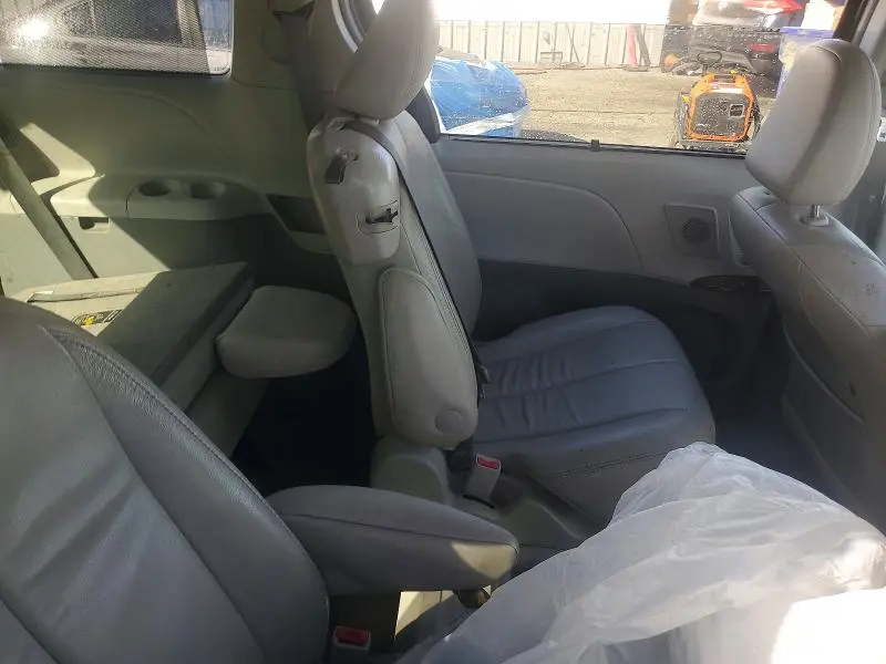 2013 TOYOTA SIENNA XLE 8-PASSENGER  