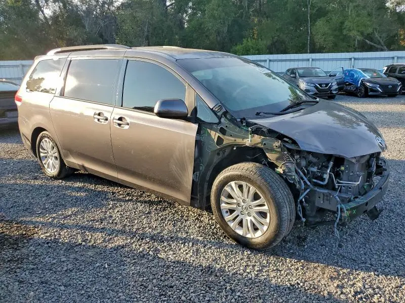 2013 TOYOTA SIENNA XLE  