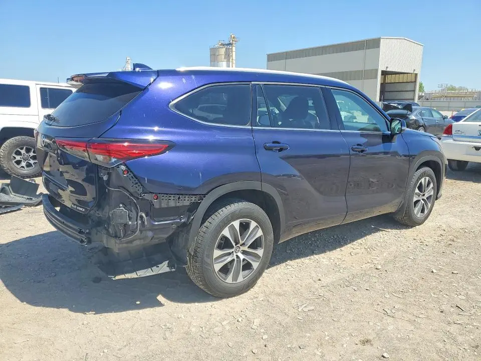 2022 TOYOTA HIGHLANDER XLE  