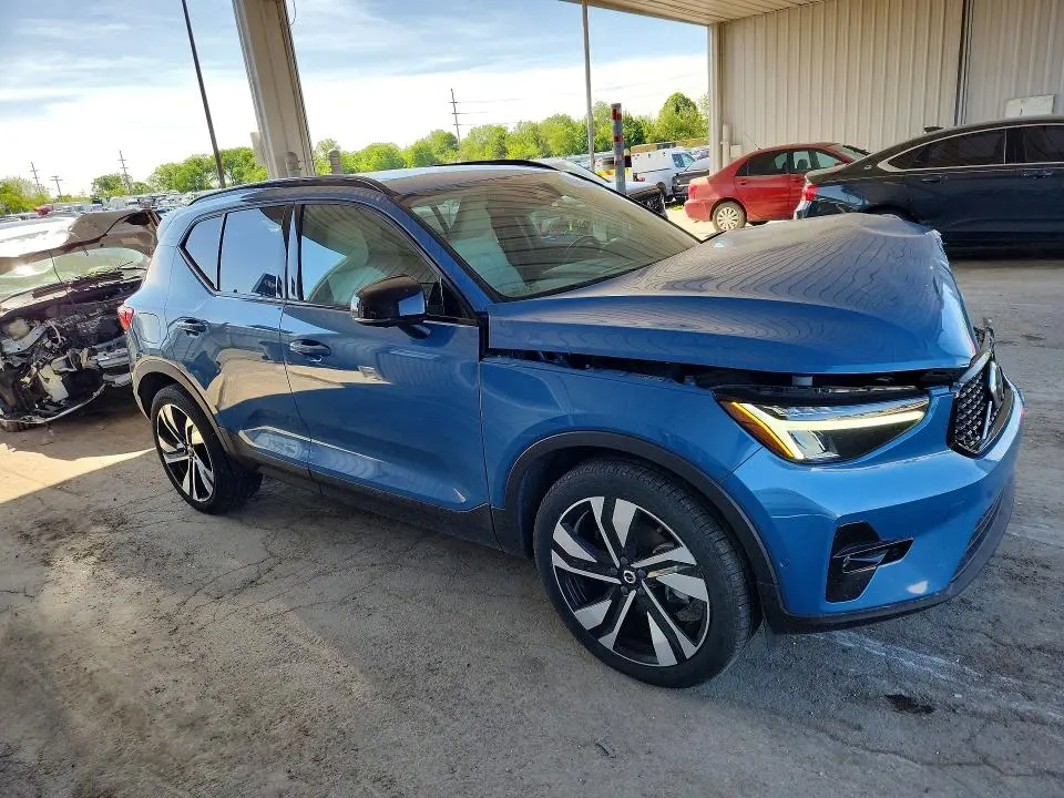 2023 VOLVO XC40 PLUS  