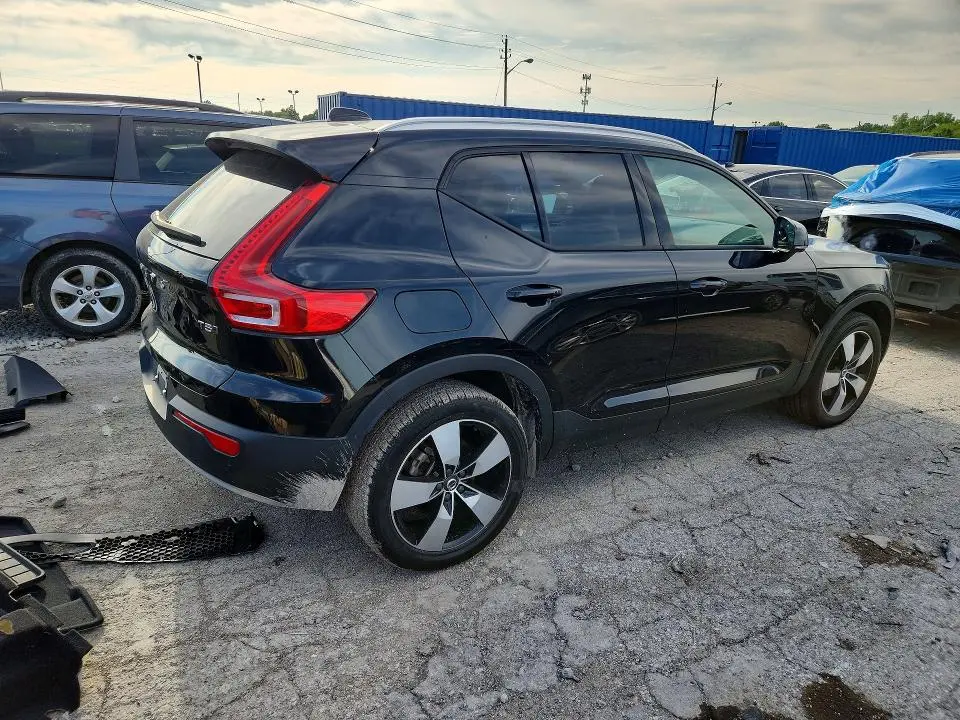 2020 VOLVO XC40 T5 MOMENTUM  