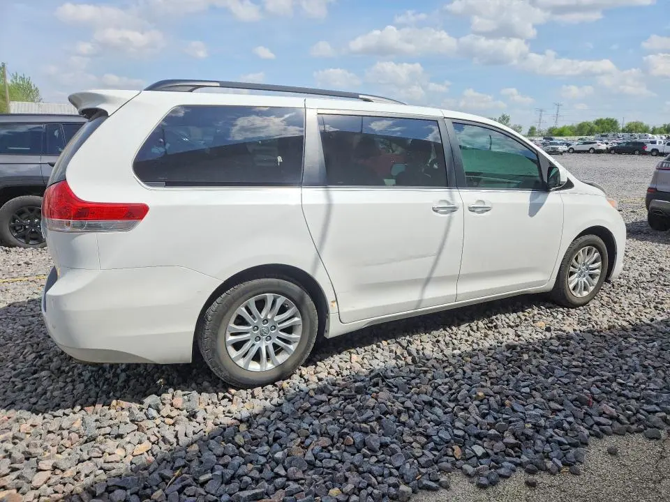 2014 TOYOTA SIENNA XLE 8-PASSENGER  