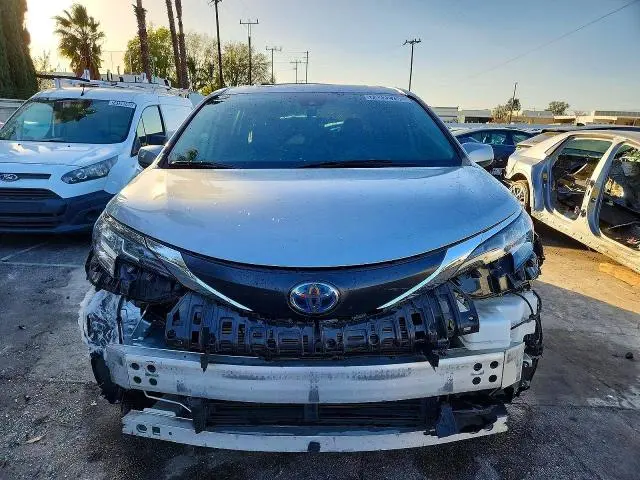 2021 TOYOTA SIENNA LE  