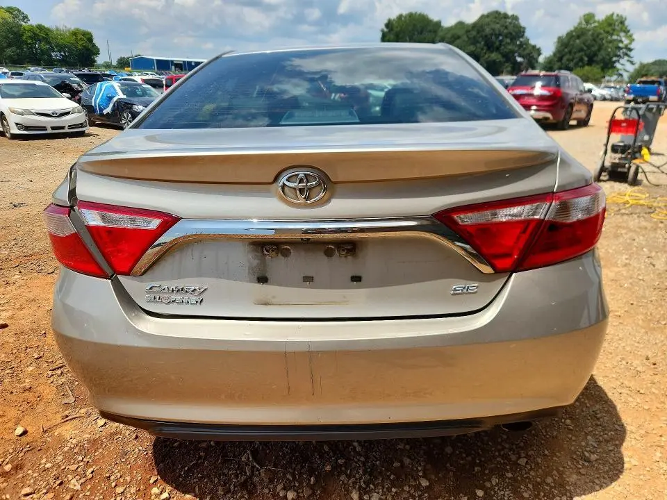 2016 TOYOTA CAMRY SE  