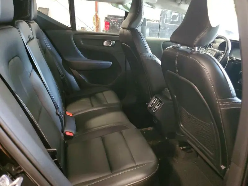 2019 VOLVO XC40 T5 MOMENTUM  
