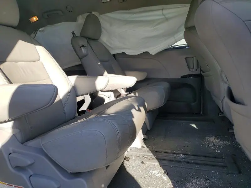 2016 TOYOTA SIENNA XLE  