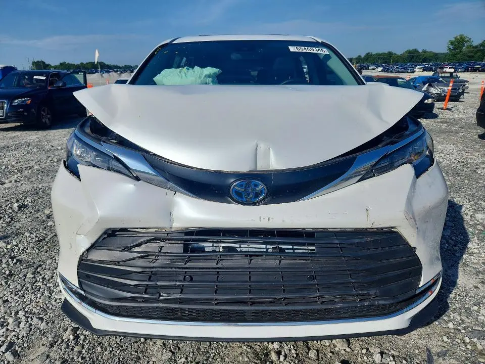 2022 TOYOTA SIENNA XLE  