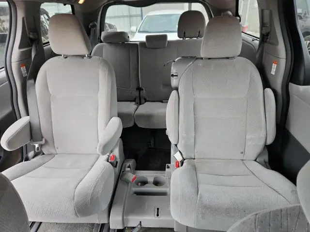 2016 TOYOTA SIENNA LE  