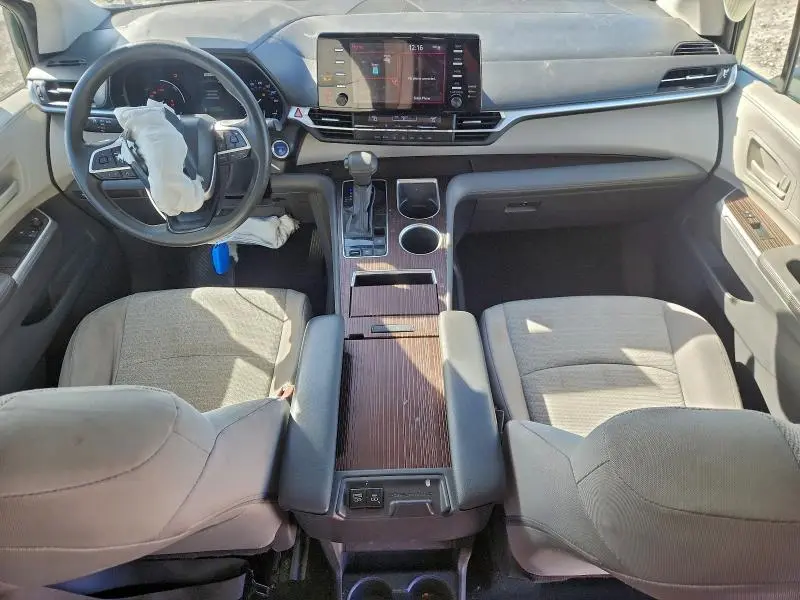 2021 TOYOTA SIENNA LE  