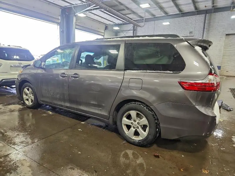 2016 TOYOTA SIENNA LE  