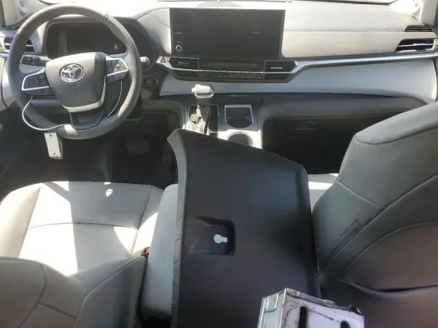 2025 TOYOTA SIENNA XLE  