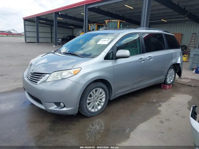 2017 TOYOTA SIENNA XLE PREMIUM 8 PASSENGER
