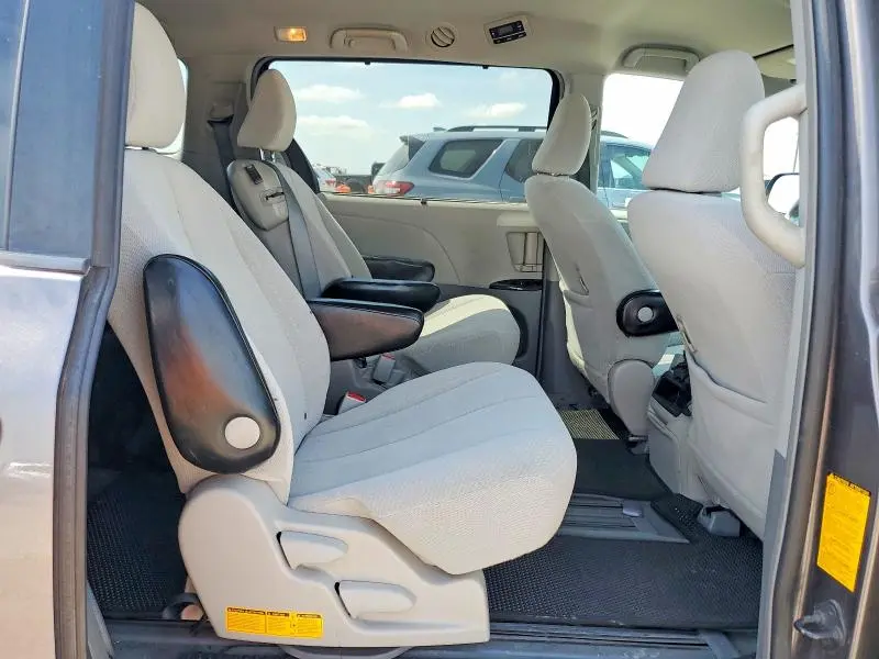 2014 TOYOTA SIENNA LE  