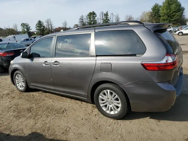 2017 TOYOTA SIENNA XLE  