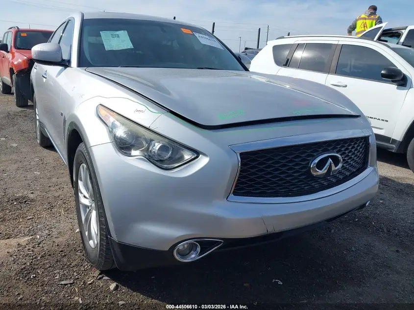 2017 INFINITI QX70  