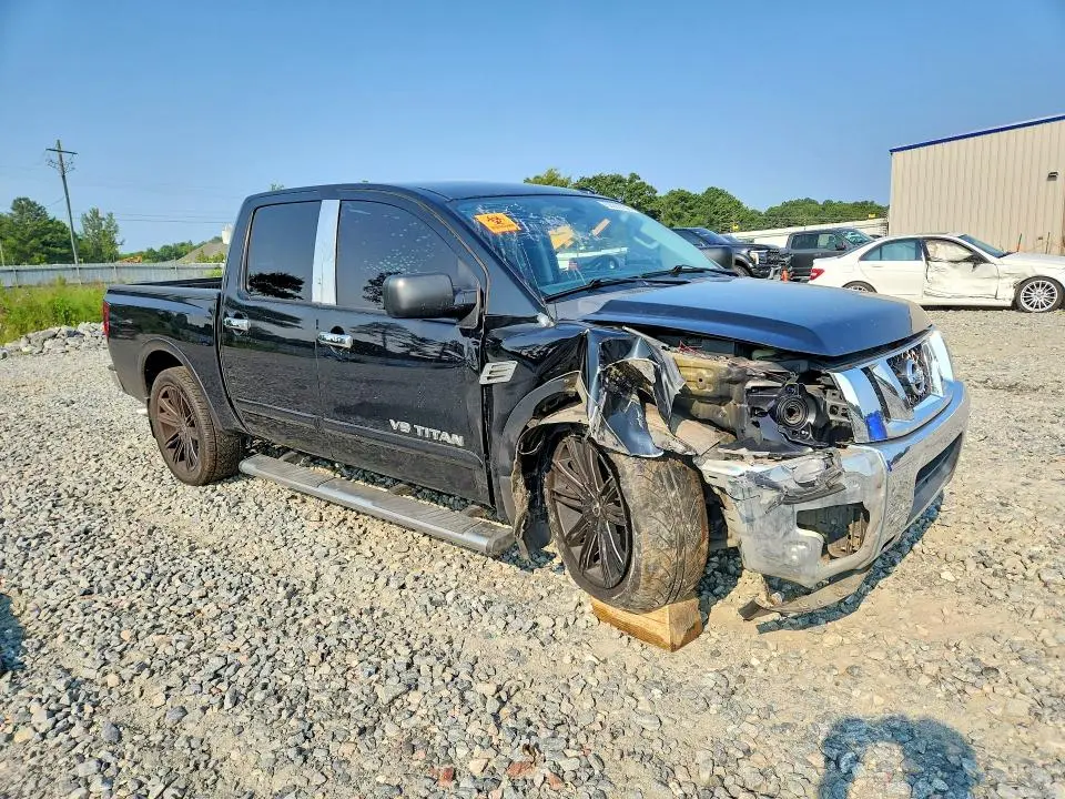 2015 NISSAN TITAN SV  
