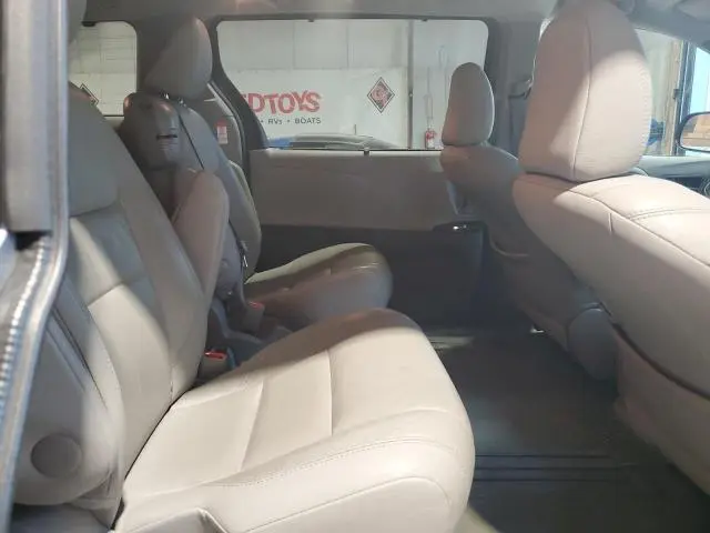 2017 TOYOTA SIENNA XLE  