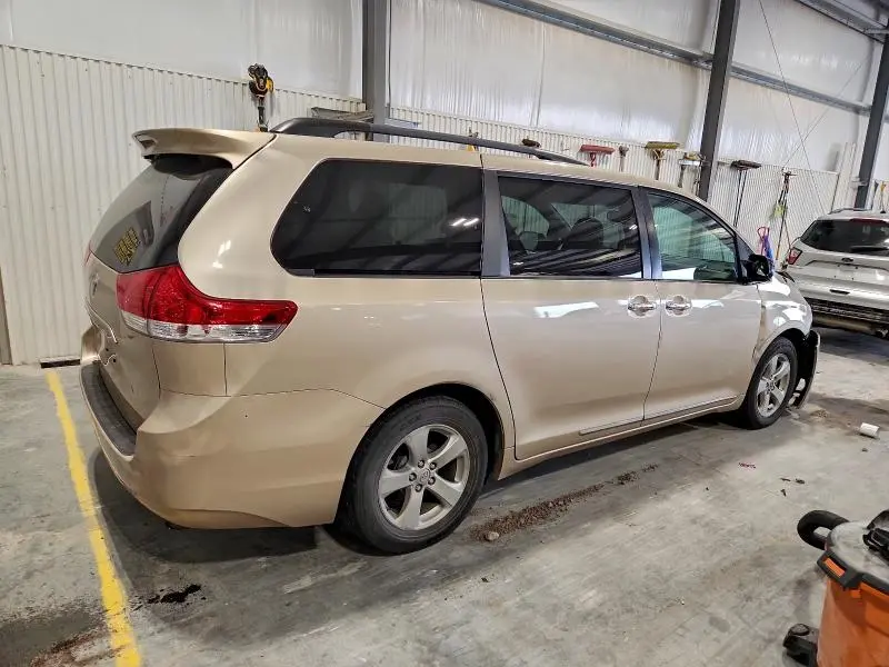 2014 TOYOTA SIENNA LE  