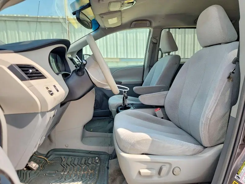 2011 TOYOTA SIENNA LE  