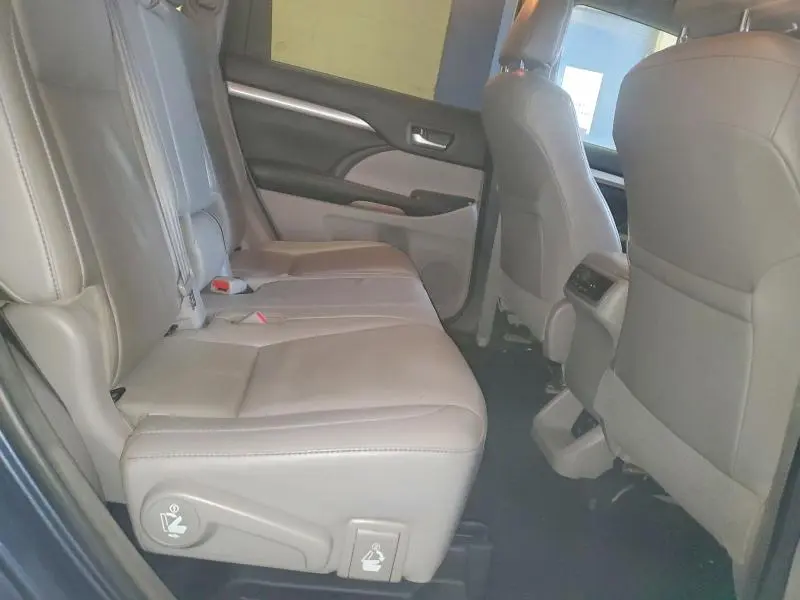 2018 TOYOTA HIGHLANDER SE  