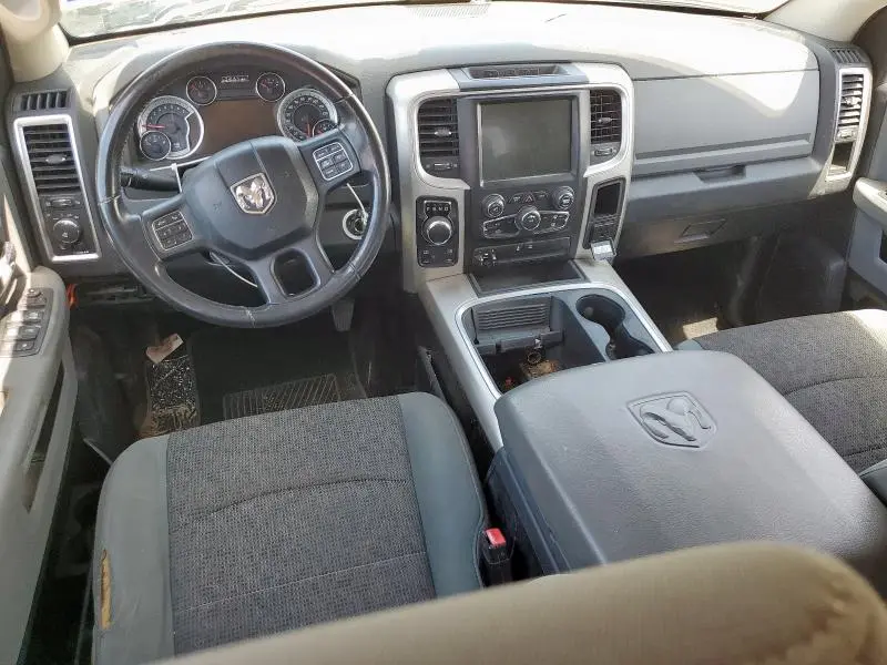 2016 RAM 1500 SLT  