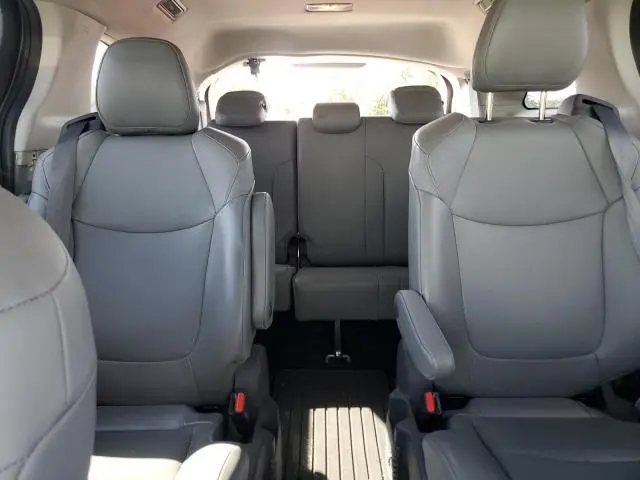 2021 TOYOTA SIENNA XLE  