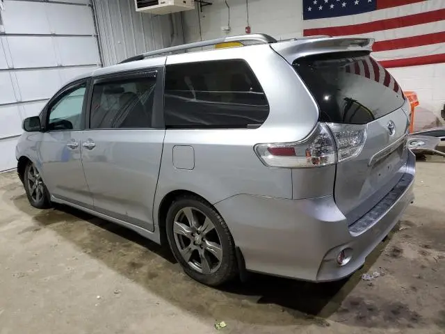 2017 TOYOTA SIENNA SE  