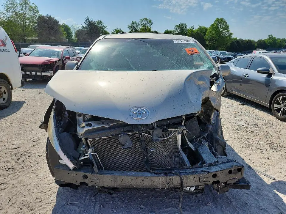 2016 TOYOTA SIENNA LE  