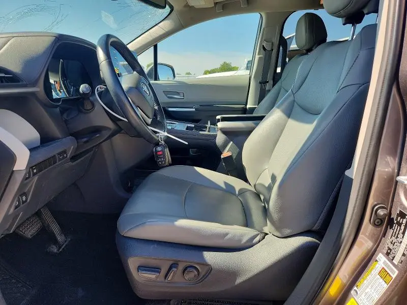 2021 TOYOTA SIENNA XLE  