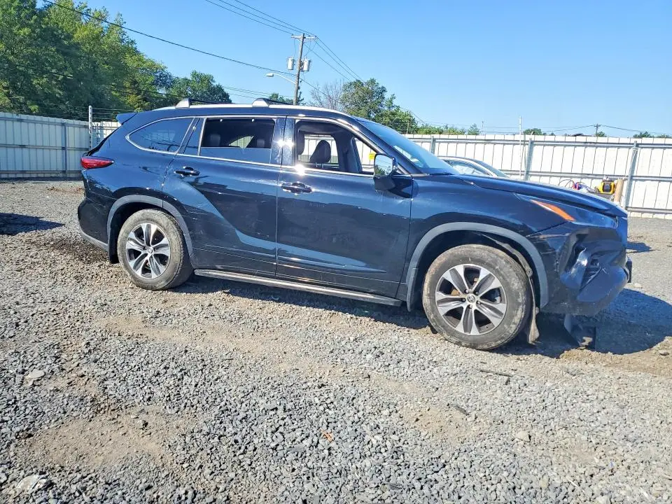 2021 TOYOTA HIGHLANDER XLE  