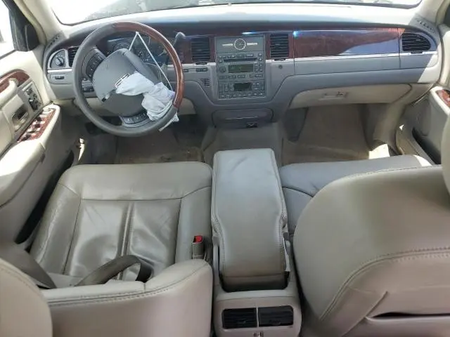 2010 LINCOLN TOWN CAR SIGNATURE LIMITED  