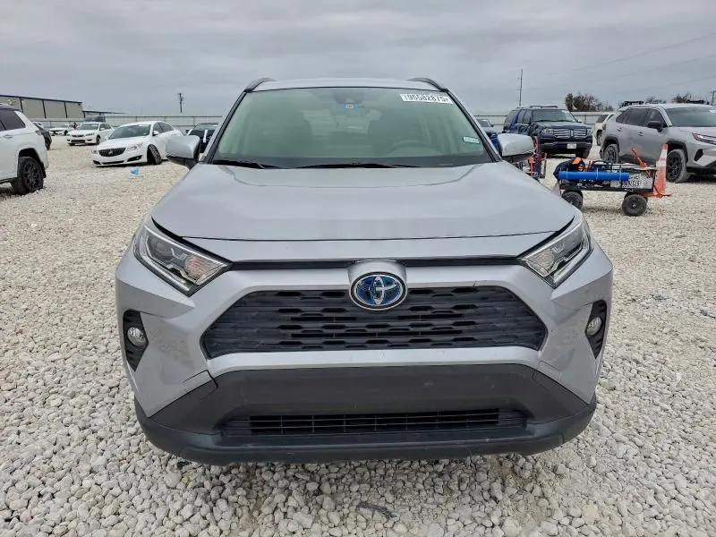 2021 TOYOTA RAV4 XLE  