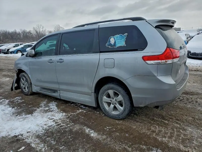 2013 TOYOTA SIENNA LE  