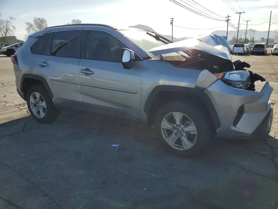 2021 TOYOTA RAV4 XLE  