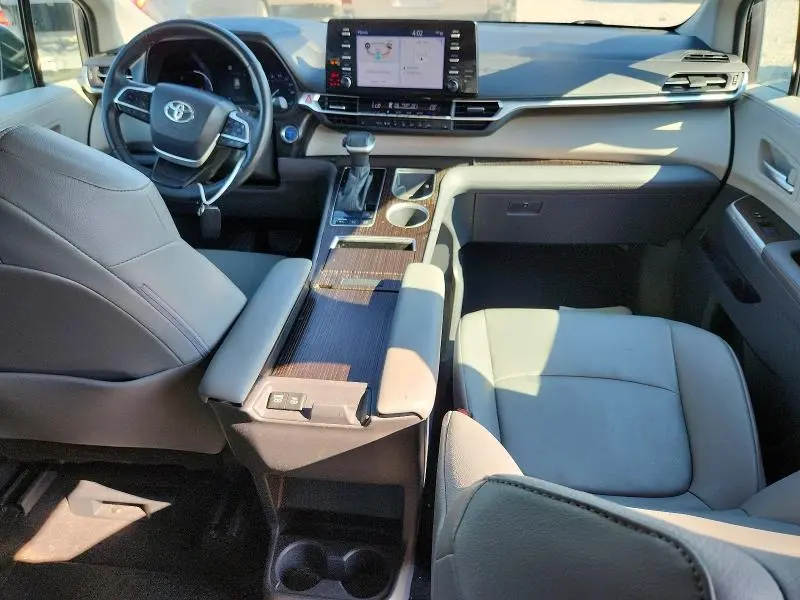 2023 TOYOTA SIENNA XLE  