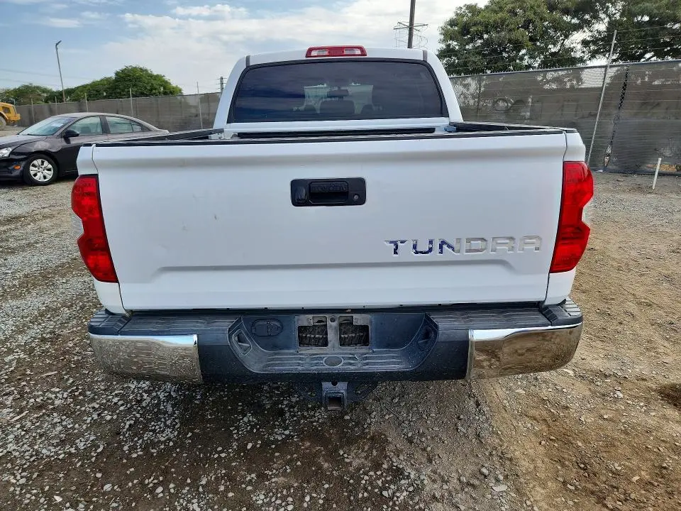 2017 TOYOTA TUNDRA CREWMAX SR5  