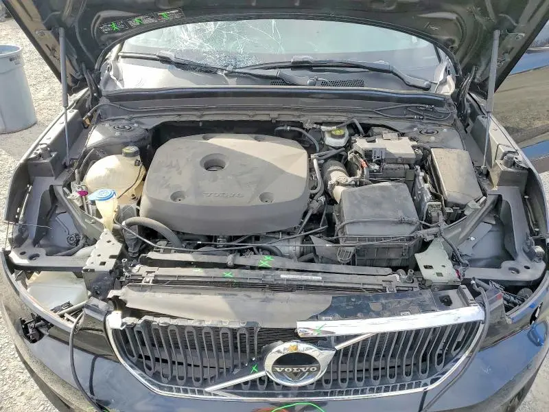 2019 VOLVO XC40 T5 MOMENTUM  