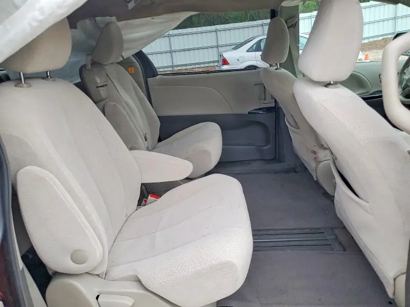 2013 TOYOTA SIENNA LE  
