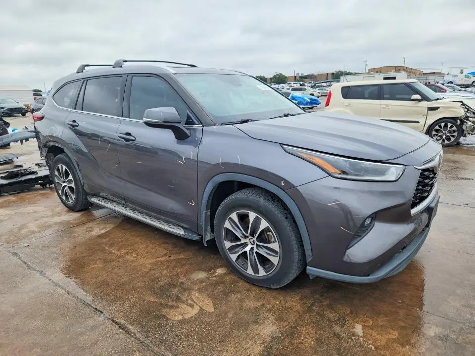 2021 TOYOTA HIGHLANDER XLE  