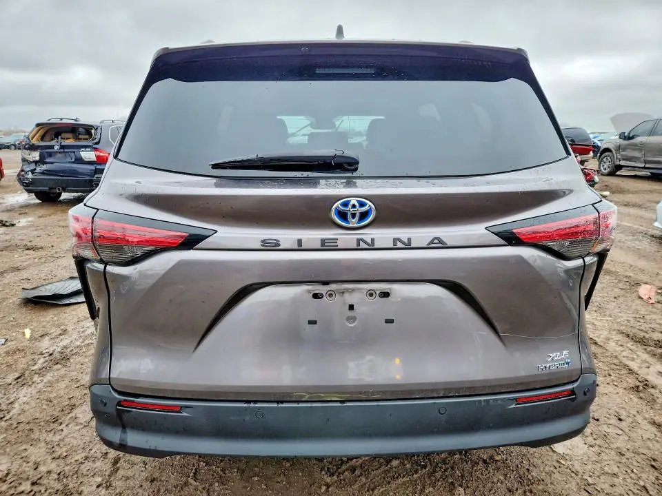 2021 TOYOTA SIENNA XLE  