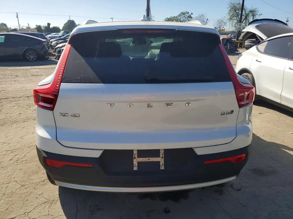 2024 VOLVO XC40 CORE  