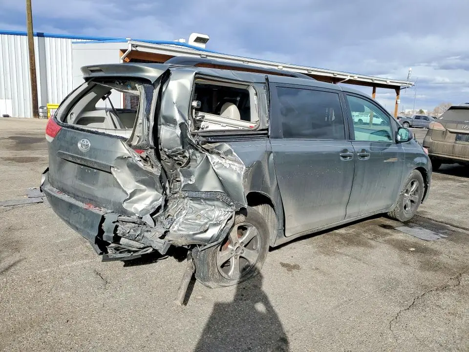 2011 TOYOTA SIENNA LE 8-PASSENGER  
