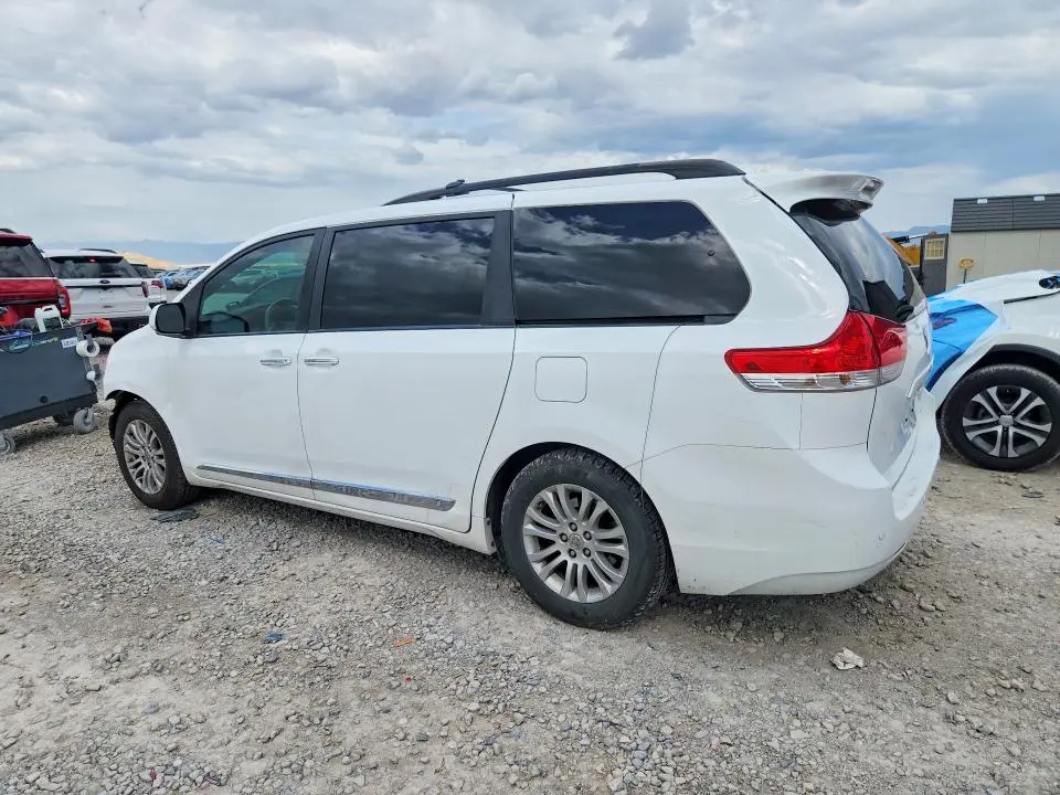 2013 TOYOTA SIENNA XLE 8-PASSENGER  