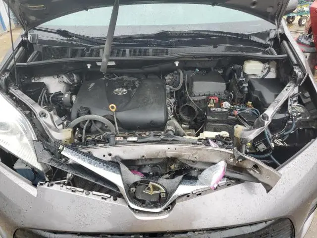 2020 TOYOTA SIENNA LE  