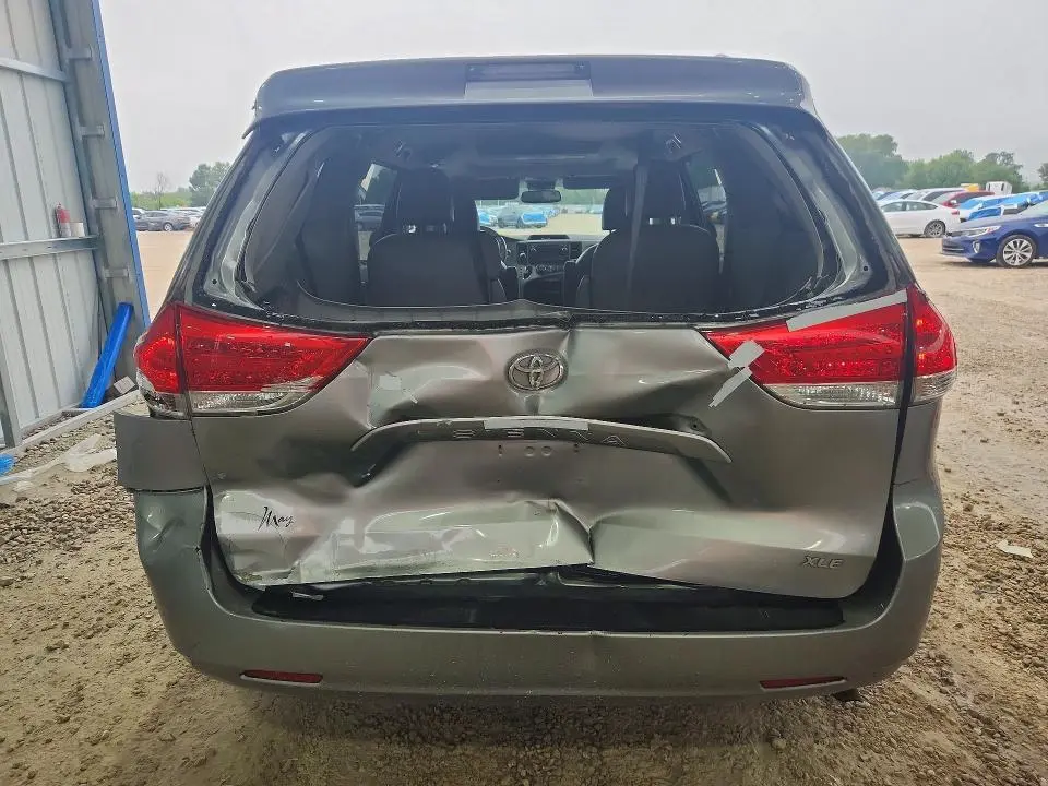 2011 TOYOTA SIENNA   