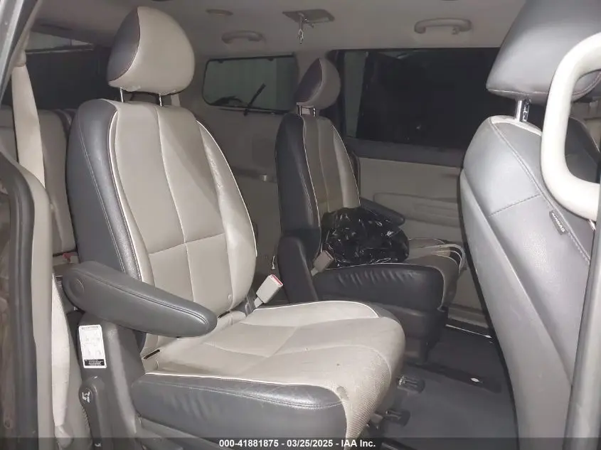 2017 KIA SEDONA LX