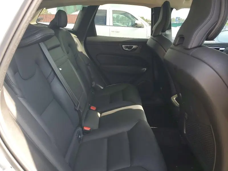 2022 VOLVO XC60 B5 MOMENTUM  