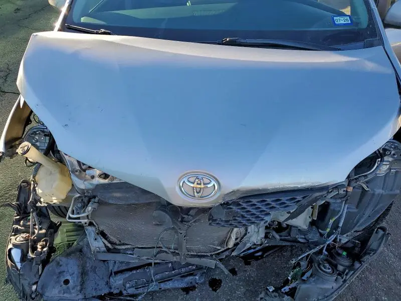 2017 TOYOTA SIENNA SE  